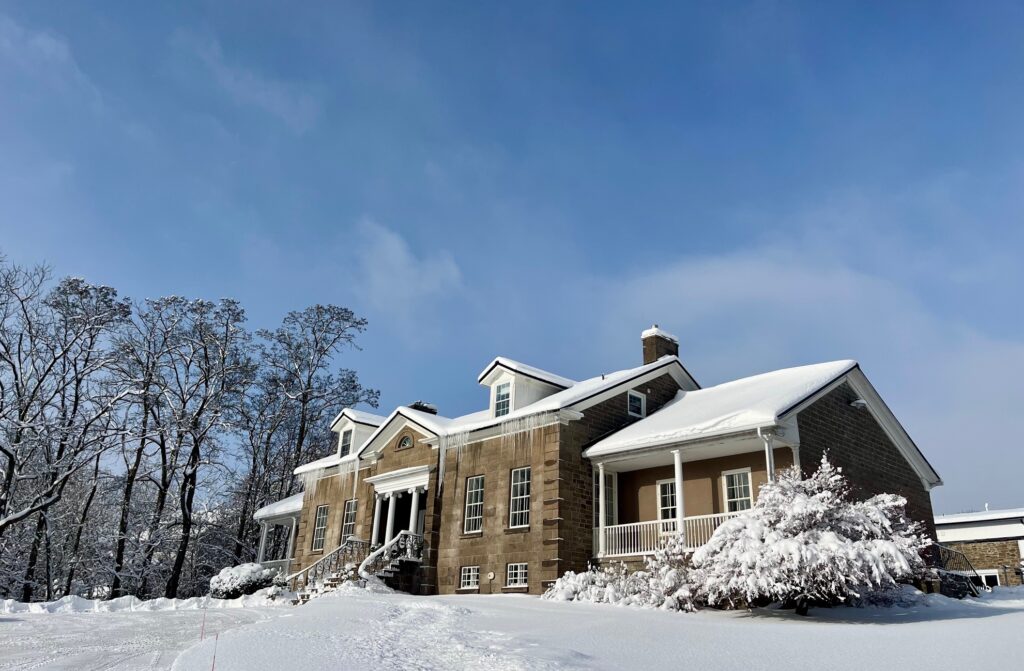 Maison Maitland covered in snow